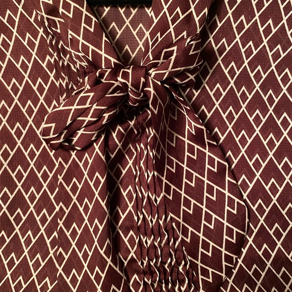 NY&Co Geometric Sheer Top - Picture 2 of 2